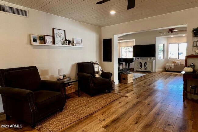 Building Photo - 4327 E Rancho Dr