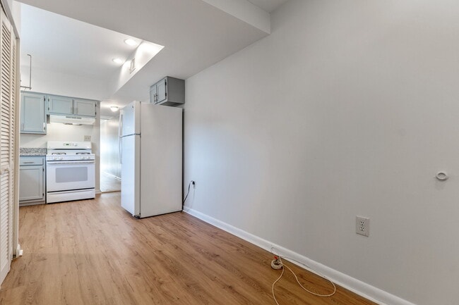 Building Photo - 818 7th St NE