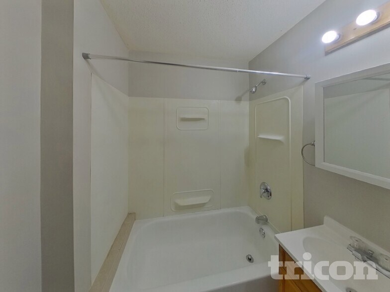 Building Photo - 2144 Sherwood Ave