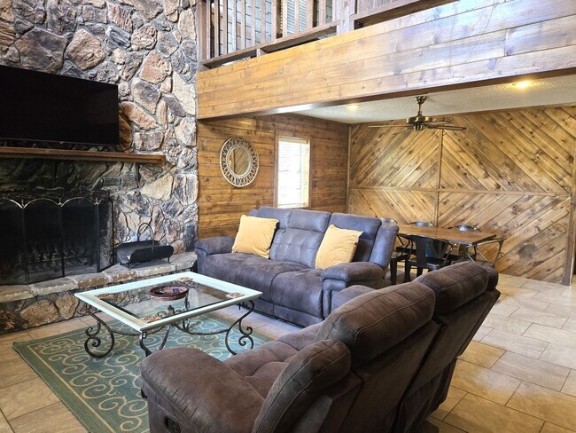 Building Photo - Large Three Bedroom Home Close To Midtown ...