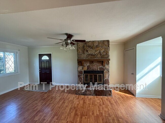 Building Photo - 211 Holiday Dr