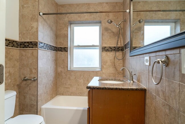 Building Photo - Gorgeous 5 Bedroom / 4 Full Bath Home along Chicago River