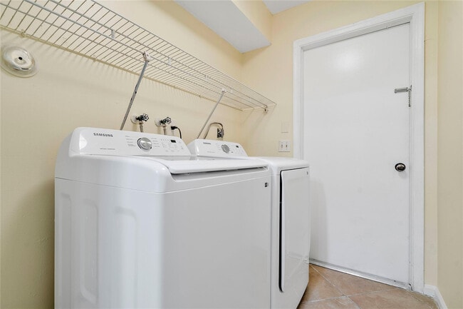 Building Photo - 10856 Cypress Glen Dr