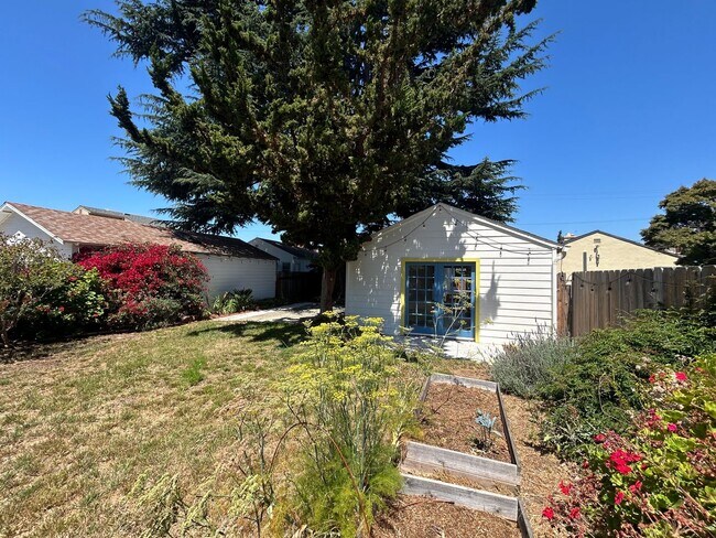 Building Photo - Gorgeous San Leandro Bungalow!