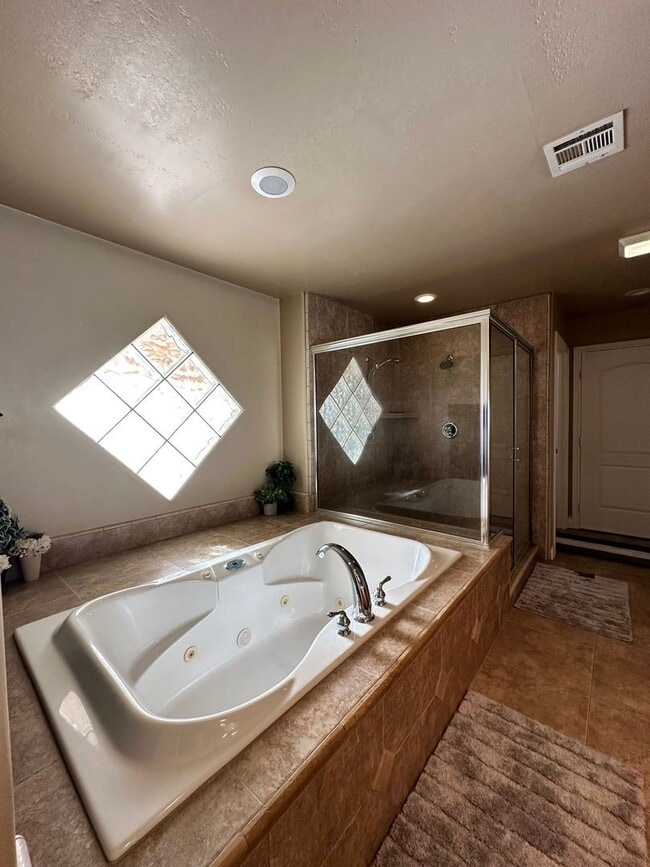 Building Photo - Spacious 5-bedroom, 3-bathroom short-term ...