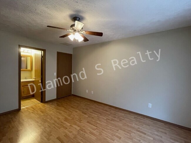 Building Photo - Cute 2 Bed Duplex Available Now - 2 bed, 2 bath, 1 car garage!
