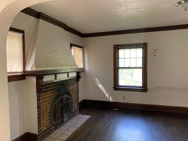 Building Photo - 2115 10th Ave