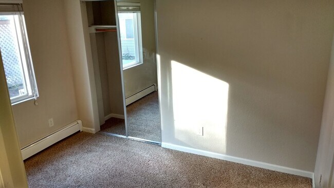 Building Photo - 1027 Riverside Dr