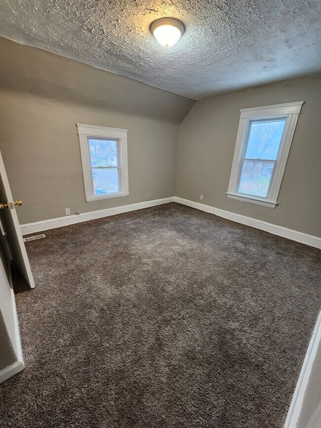 Building Photo - 3 Bedroom House for Rent on W 25th - MOVE IN READY AND CLEAN