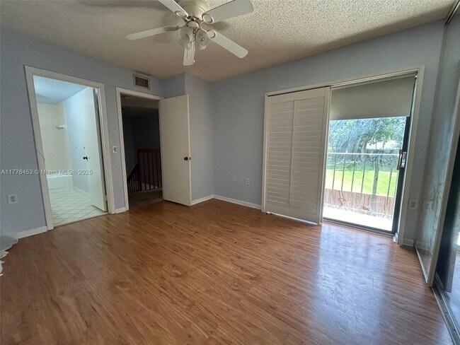 Building Photo - 409 Live Oak Ln