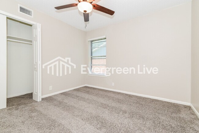 Building Photo - 3504 Hilton Dr