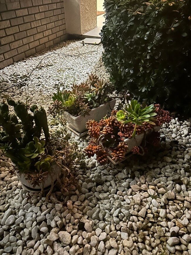 Building Photo - 5701 W Country Ave