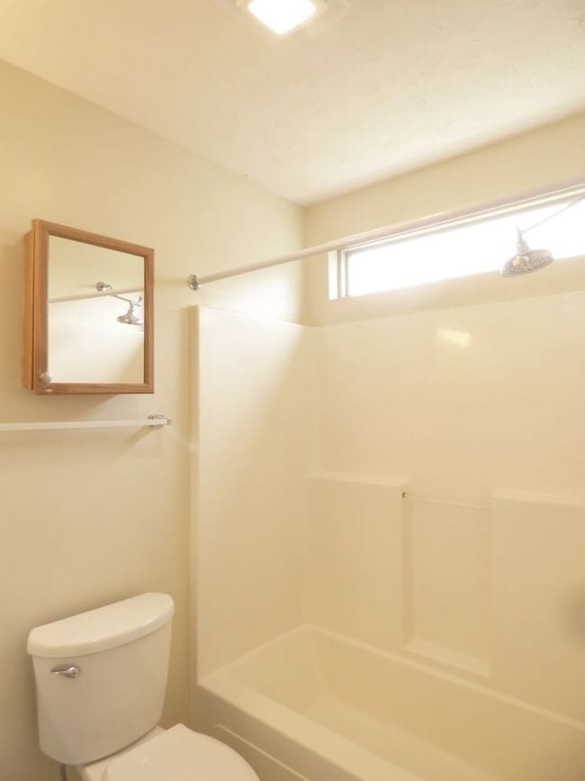 Building Photo - Beautiful Townhouse! All Electric, Washer/...