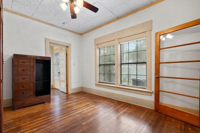 Building Photo - 113 Dell St