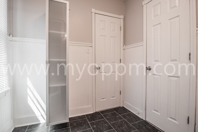 Building Photo - 2 Bed / 1 Bath House - 30th & Seward