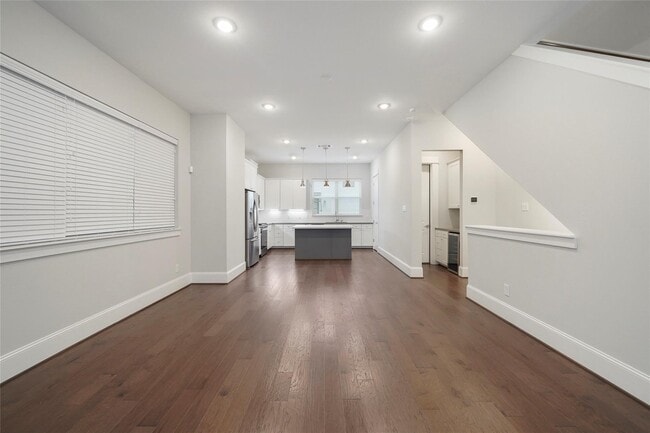 Building Photo - 1268 N Post Oak Rd