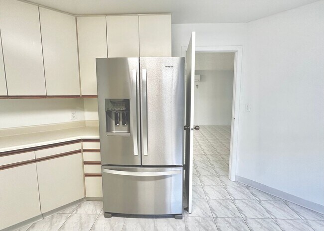 Building Photo - SPACIOUS 3 BEDROOM 2.5 BATH HOME IN KAIMUKI W/2 CAR GARAGE