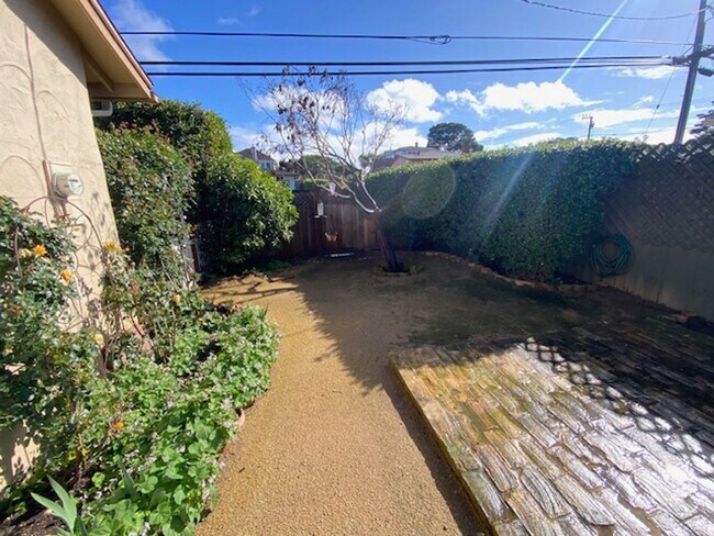 Building Photo - 701 Pine St