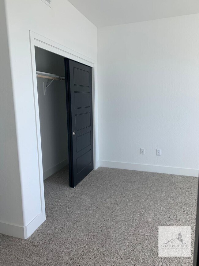 Building Photo - 490 W Mahogany Ln