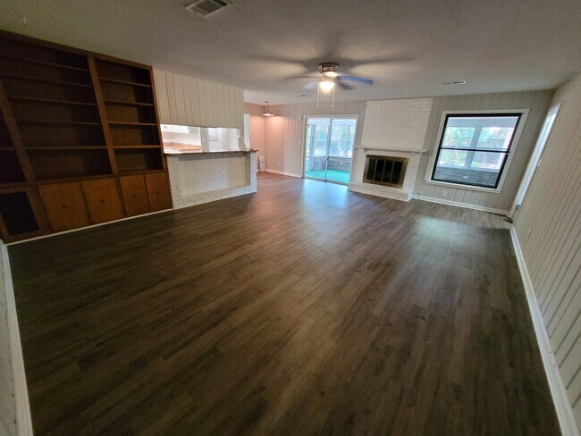 Building Photo - 151 Country Club Dr