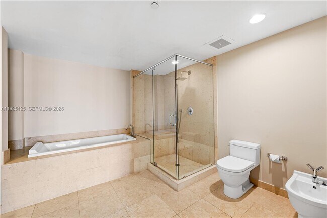 Building Photo - 495 Brickell Ave