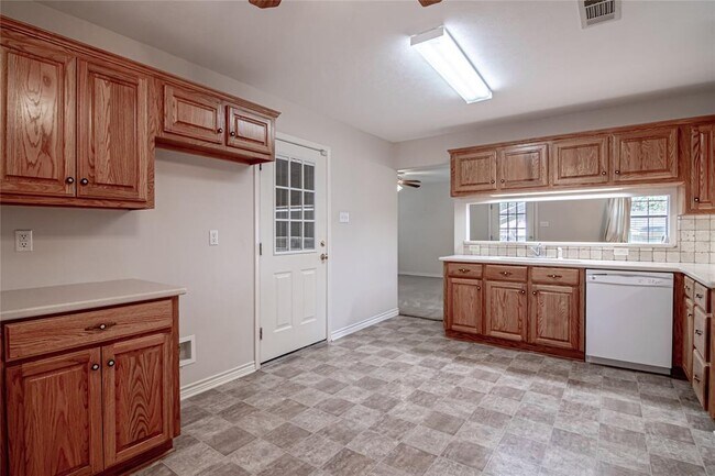 Building Photo - 203 Pine Valley