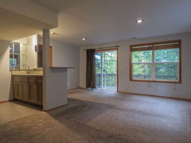 Building Photo - 4 Bedroom Home located in Summer Woods -La...