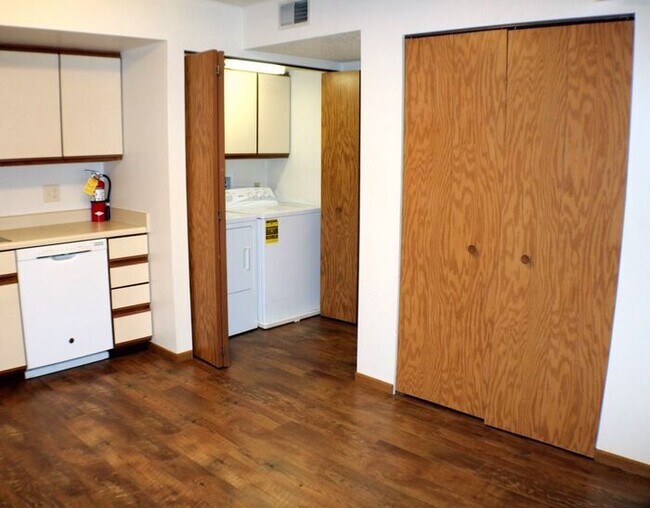 Building Photo - $1,095 | 2 Bedroom, 1 Bathroom 2nd Floor C...