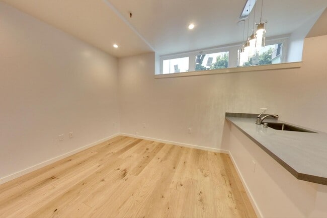 Building Photo - 159 Castro St