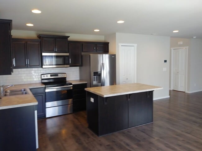 Building Photo - 2925 Mahogany St NE