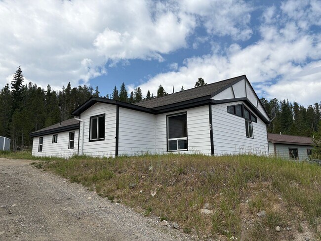 Building Photo - 3 Parking spots! Pets Negotiable, Open Floor Plan and Storage! Available now! Year lease!