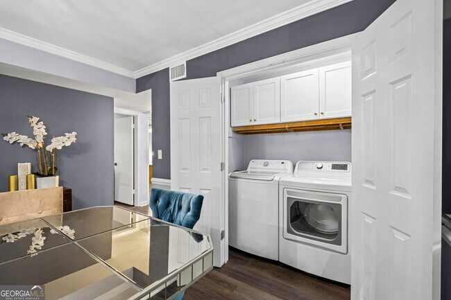 Building Photo - 6851 Roswell Rd