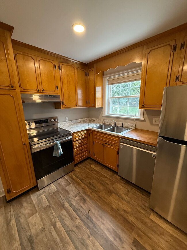 Building Photo - Three Bedroom Two Bath Home in Ridgeview/Parham & Ridge Area. Available in December!