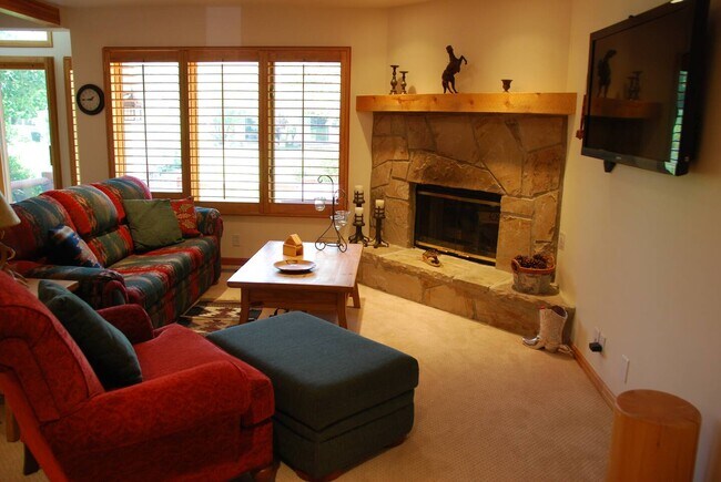 Building Photo - 2410 Deer Lake Dr