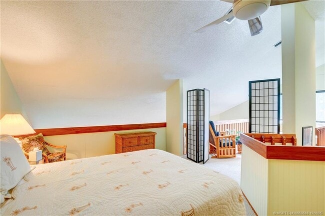 Building Photo - 233 NE Edgewater Dr