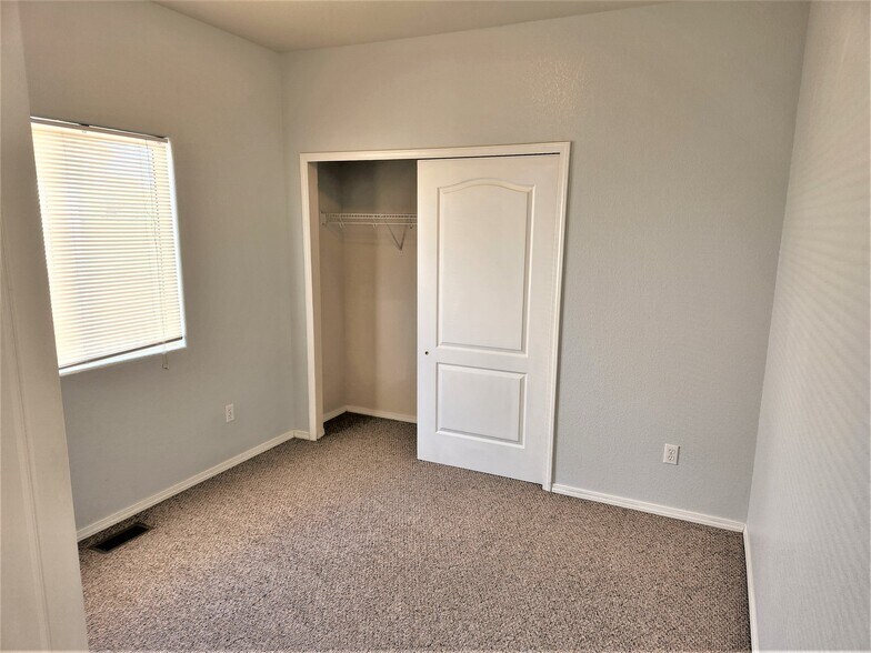 Building Photo - 796 Ridgebury Pl