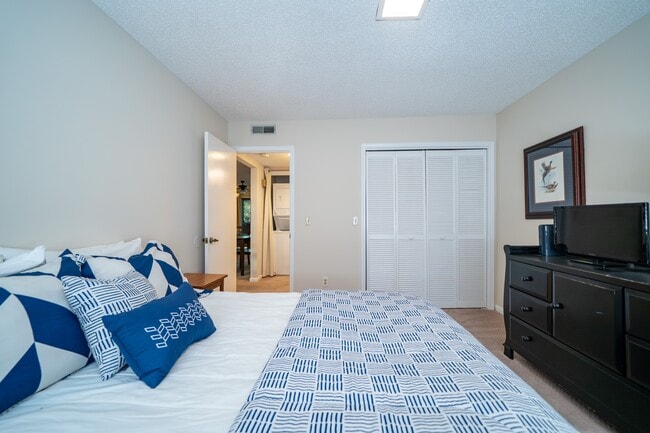 Building Photo - 49 Lake Dr