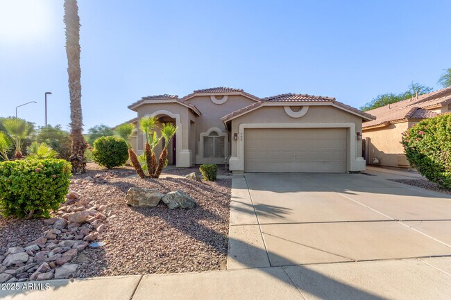Primary Photo - 208 E Devon Dr