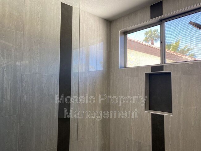Building Photo - 4923 E Hazel Dr
