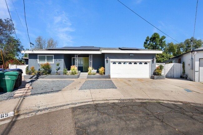 Building Photo - Private pool with canyon views!