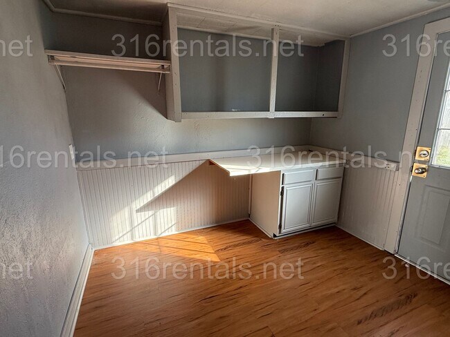 Building Photo - $1145 - 3 bedroom / 1 bathroom - Single Fa...