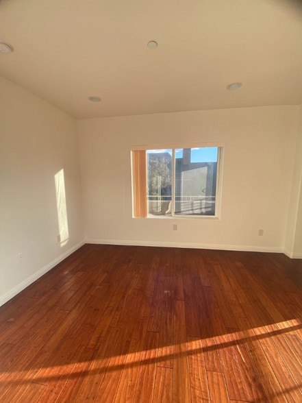 Building Photo - 332 S Virgil Ave