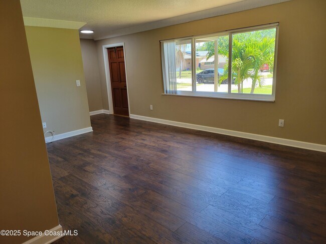 Building Photo - 245 Harbour Dr E