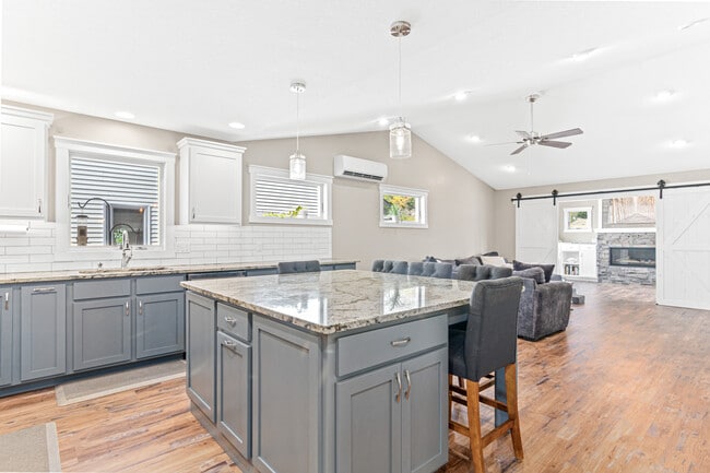 Building Photo - 898 Brentwood Cir