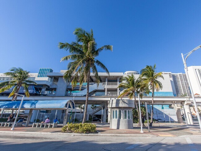 Building Photo - 1717 N Bayshore Dr