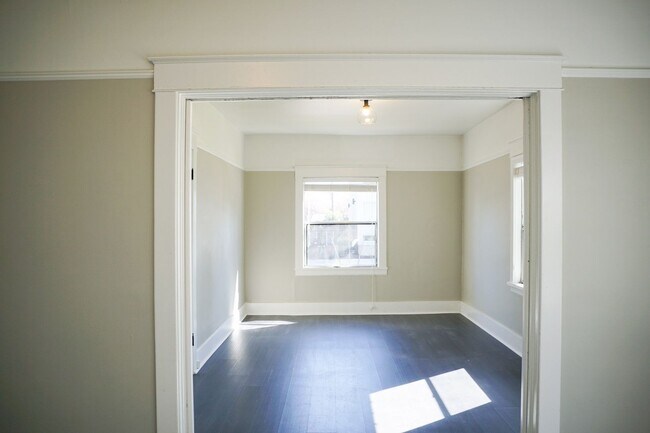 Building Photo - Move In Special! Chic Renovated 1-Bed w/ R...