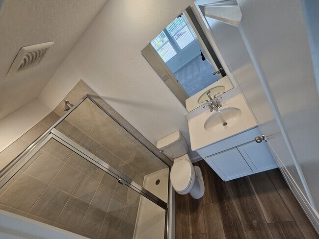 Building Photo - 717 Holly Lakes Dr