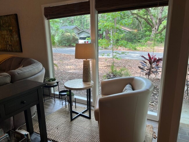 Building Photo - Walk to the beach from this 2BR FURNISHED ...