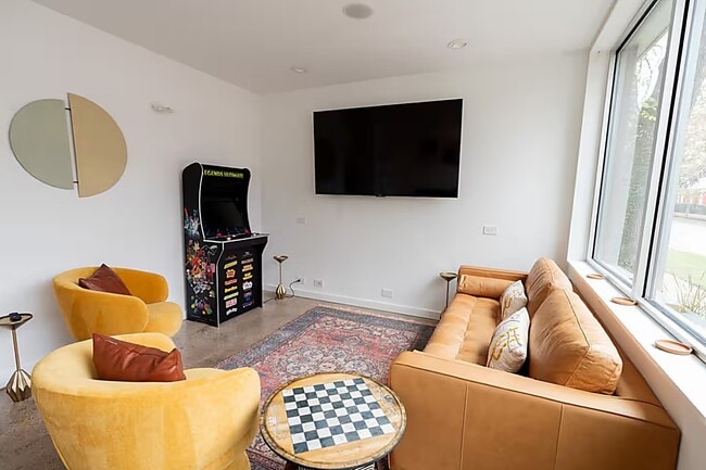 Building Photo - 4904 S Shepherd Dr