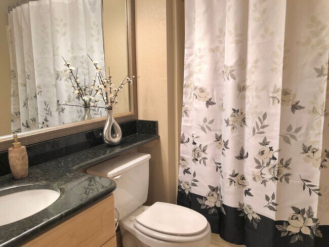 Building Photo - Meridian Luxury Condo. 1 Bd 1 Ba, Utilities & Cable Services NOT included in advertised rental rate!